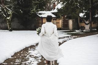 veste de mariée blanche d'hiver dans la neige