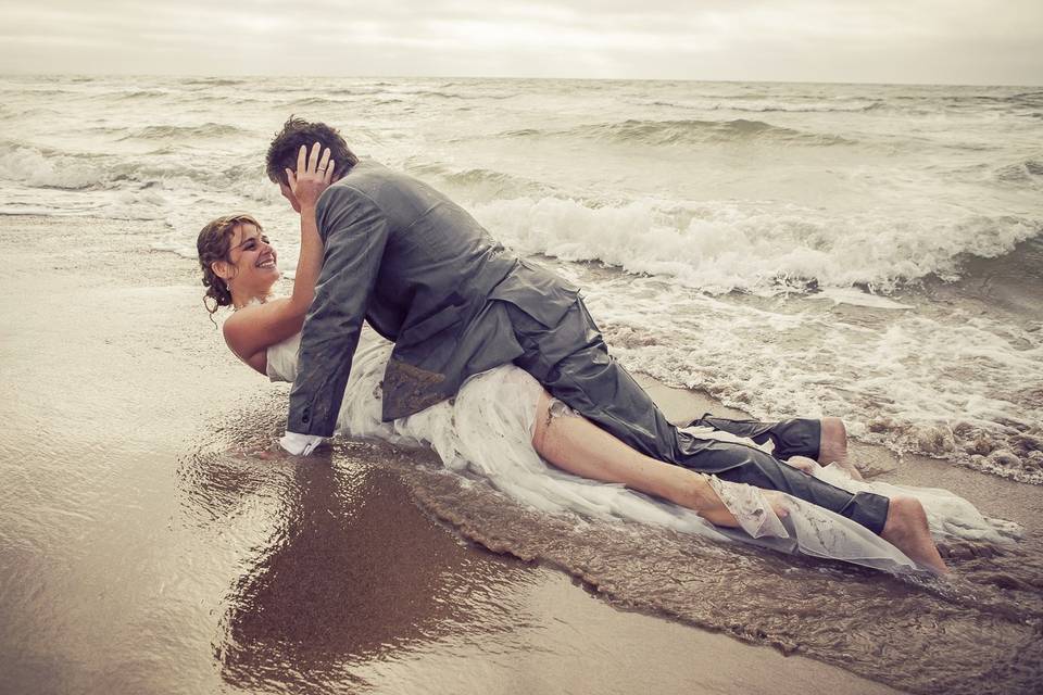 idee photo couple mariage originale trash the dress plage