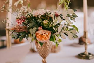 Décoration table avec fleurs pantone 2023