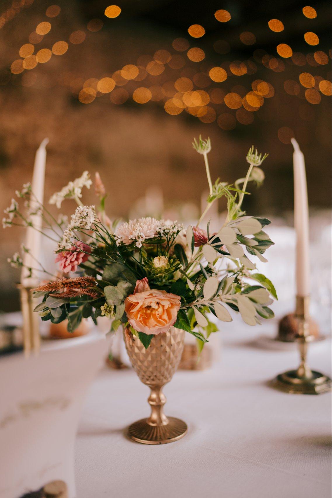 Décoration table avec fleurs pantone 2023