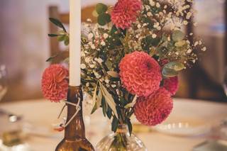 centre de table avec bougie et fleurs rouge