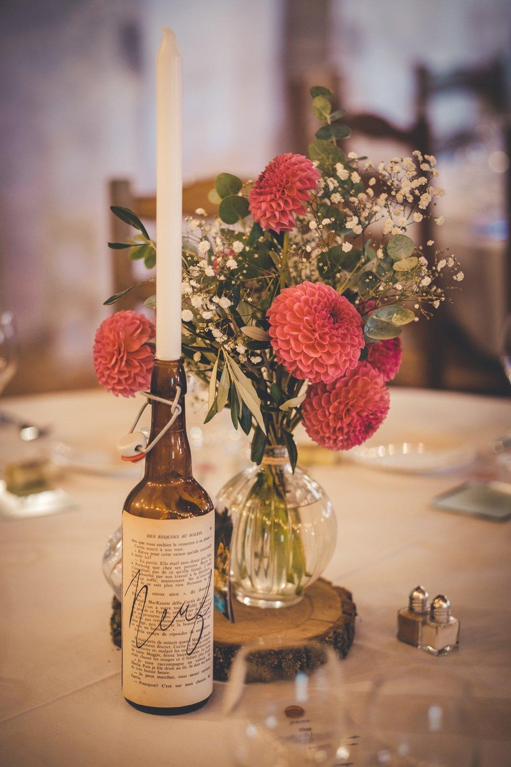 centre de table avec bougie et fleurs rouge