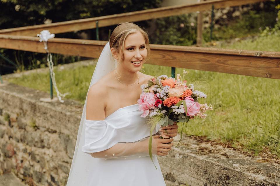 mariée avec bouquet à la main, bien choisir son bouquet de mariée, conseils