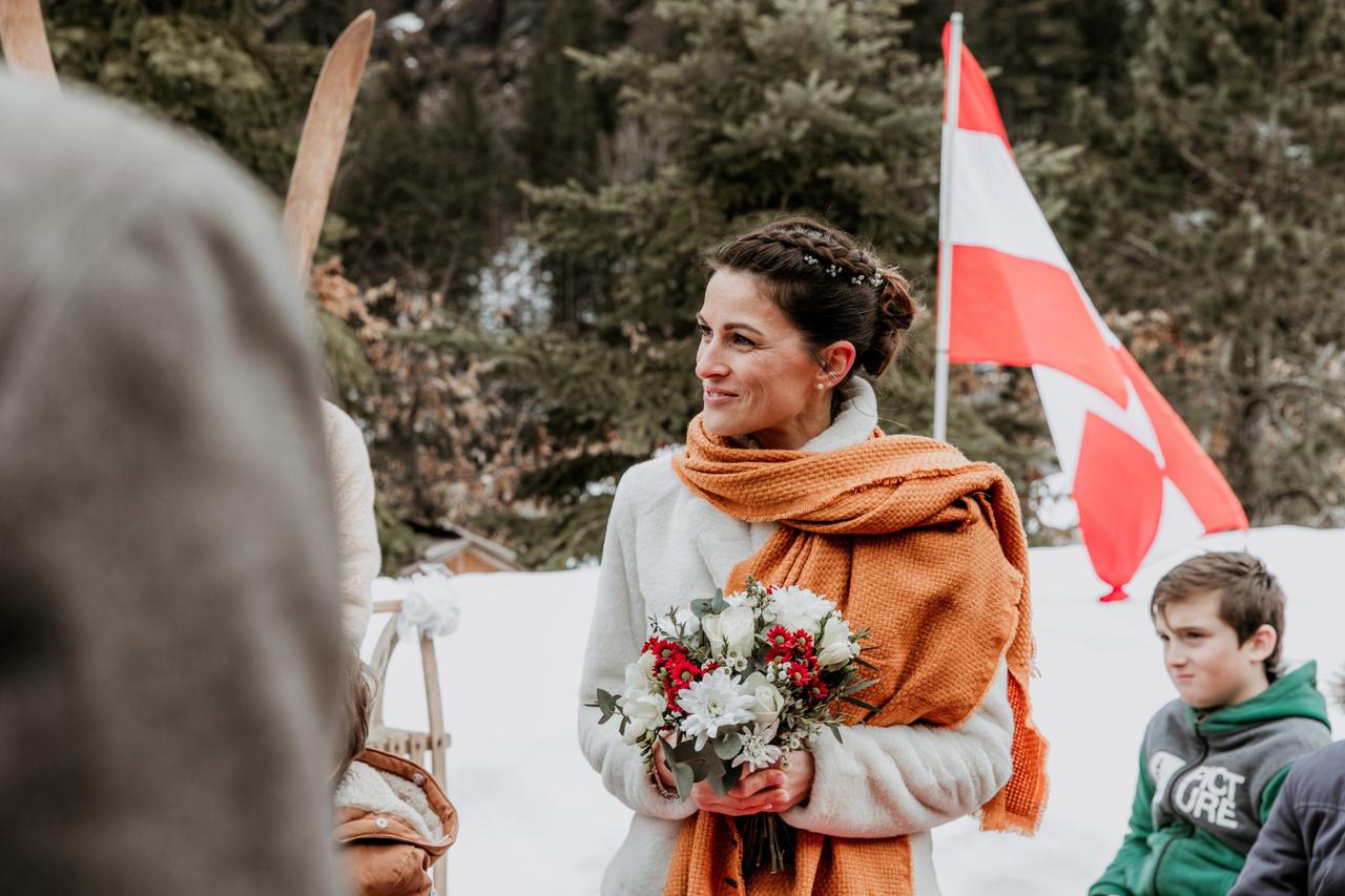 mariée avec écharpe orange comme accessoire de mariage d'hiver