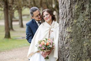 mariée avec cape comme accessoire de mariage d'hiver