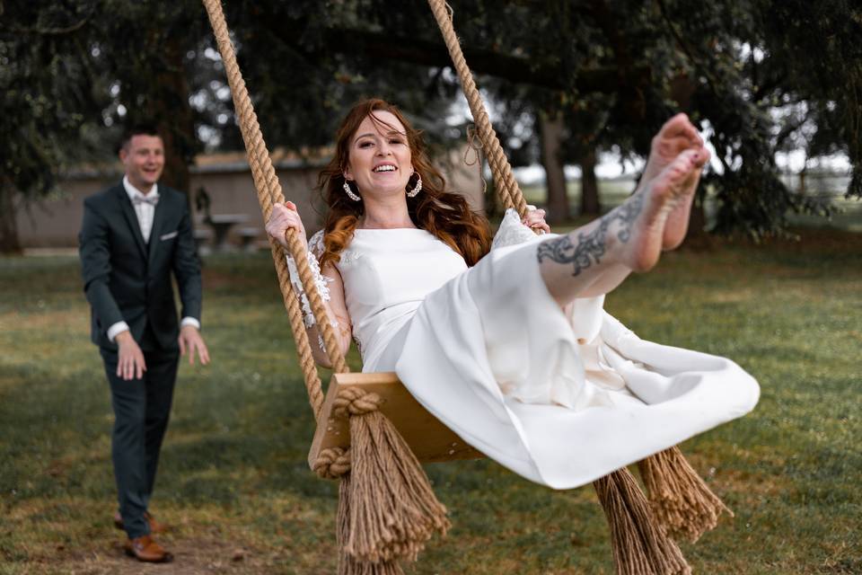 mariée sur une balançoire suspendue à un arbre