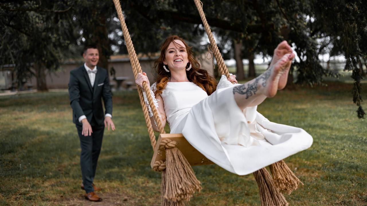 mariée sur une balançoire suspendue à un arbre, noces de 5 ans, noces de bois 5 ans de mariage