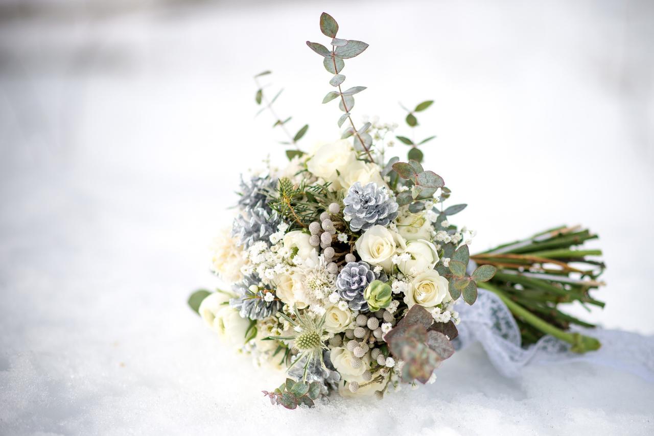 65 bouquets de mariée d'hiver : fleurs, coton et bien d'autres inspirations  !