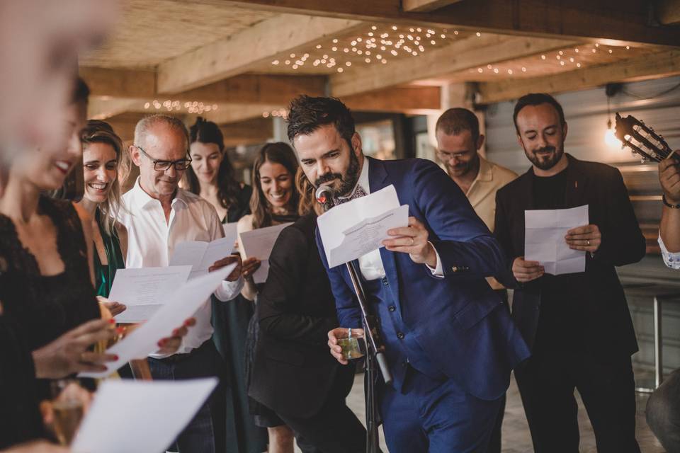 parodies de chansons de mariage par un groupe d'invités