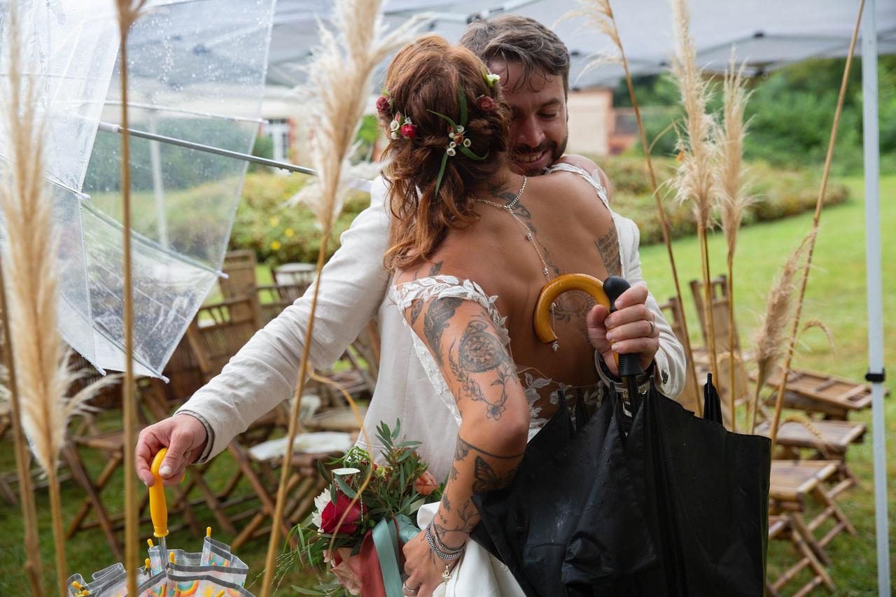 coiffure de mariée sur le côté avec epingles decoratives et cheveux laches