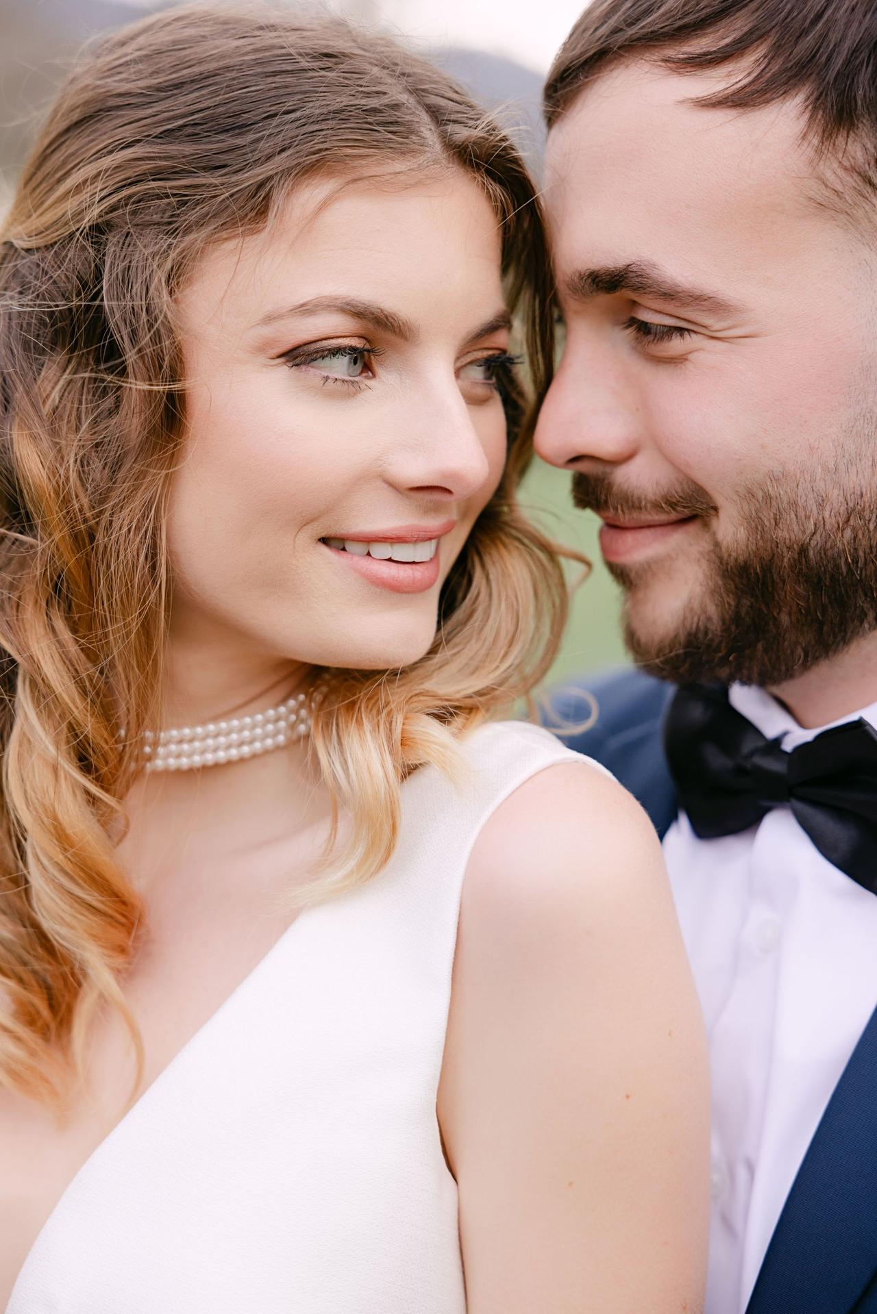 couple soudé qui se regarde et se sourit, choses importantes dans la relation amoureuse