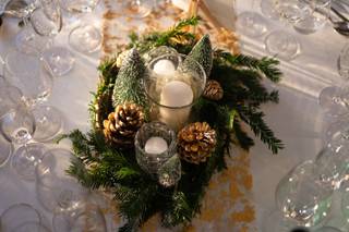 décoration mariage noël avec bougies blanches et pommes de pin