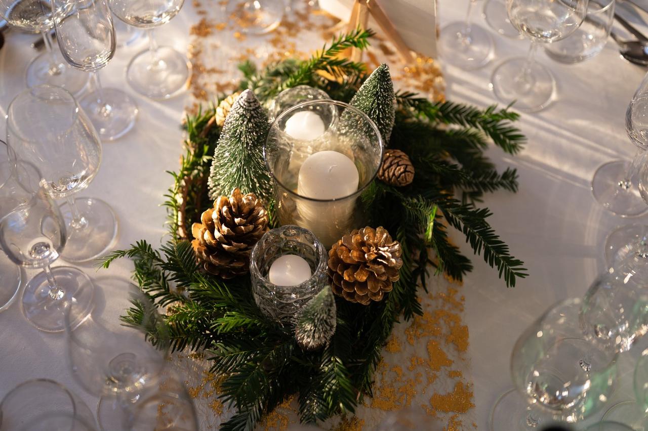 décoration mariage noël avec bougies blanches et pommes de pin