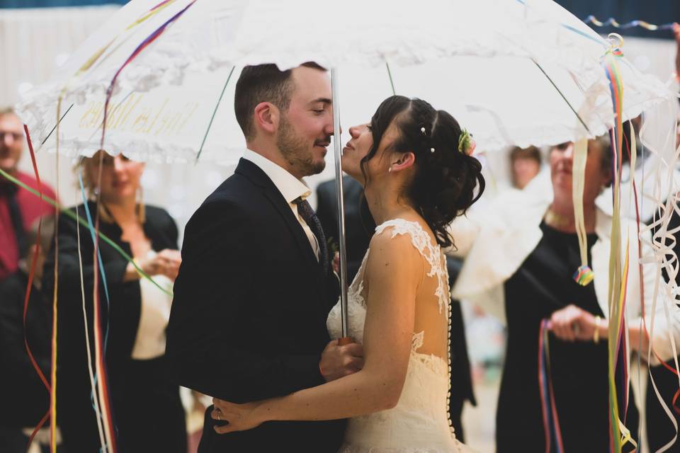 mariés homme et femme faisant la danse du parapluie