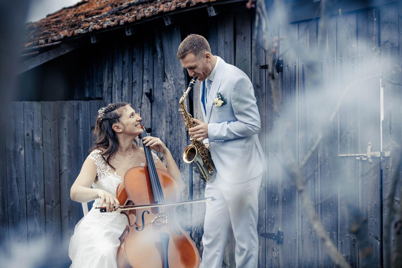 Photo couple mariage originale musiciens