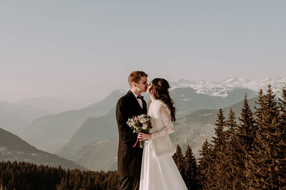 photo de mariage d'hiver en haut des montagnes