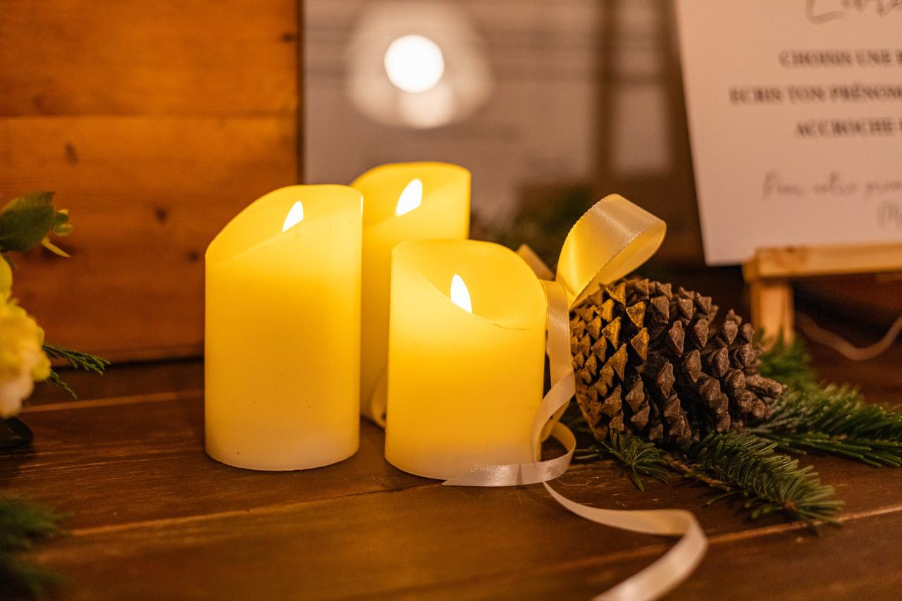 décoration mariage noël avec bougies allumées et pomme de pin