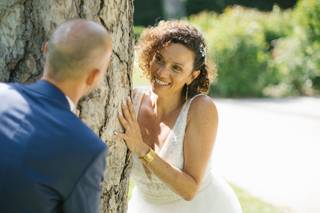 mariée aux cheveux courts avec épingle dans les cheveux