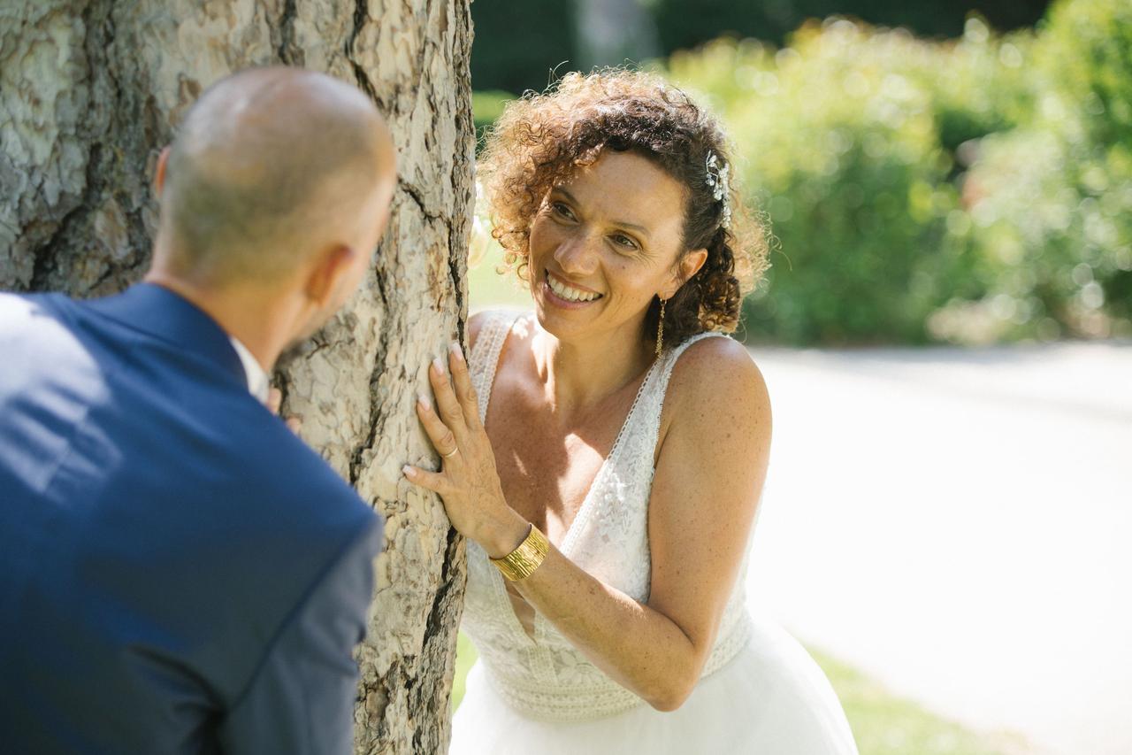 mariée aux cheveux courts avec épingle dans les cheveux