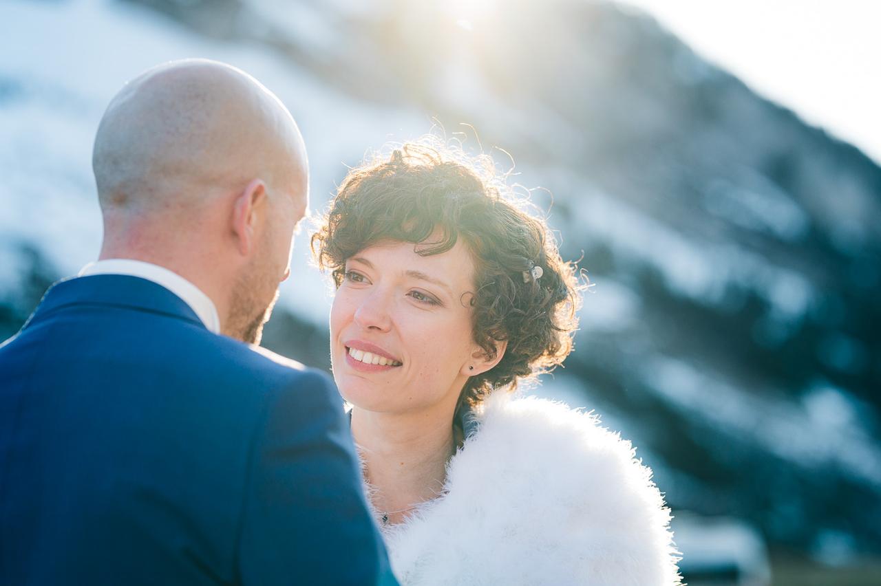 mariée aux cheveux courts avec mini pince dans les cheveux