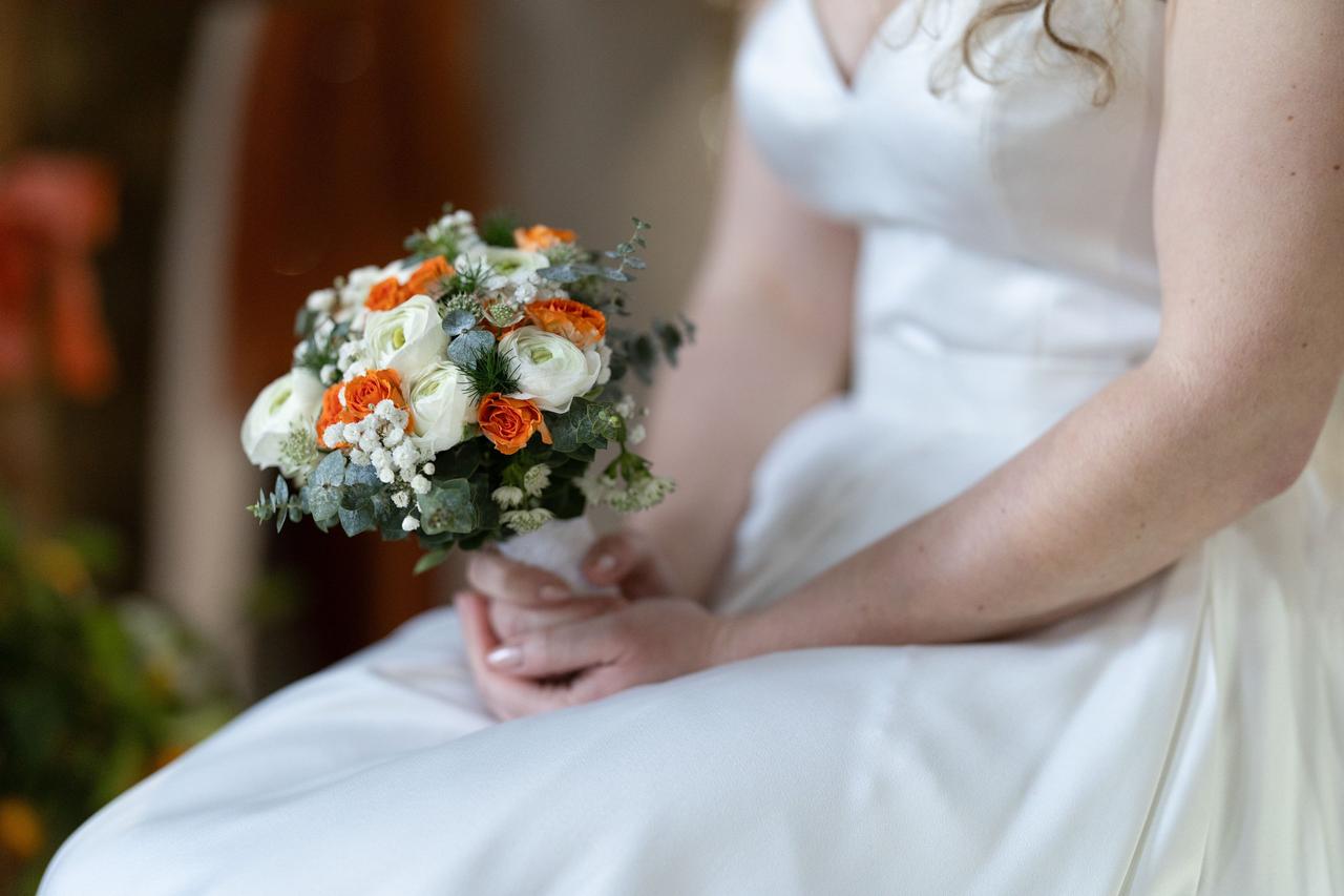 petit bouquet de mariée à fleurs blanches et oranges