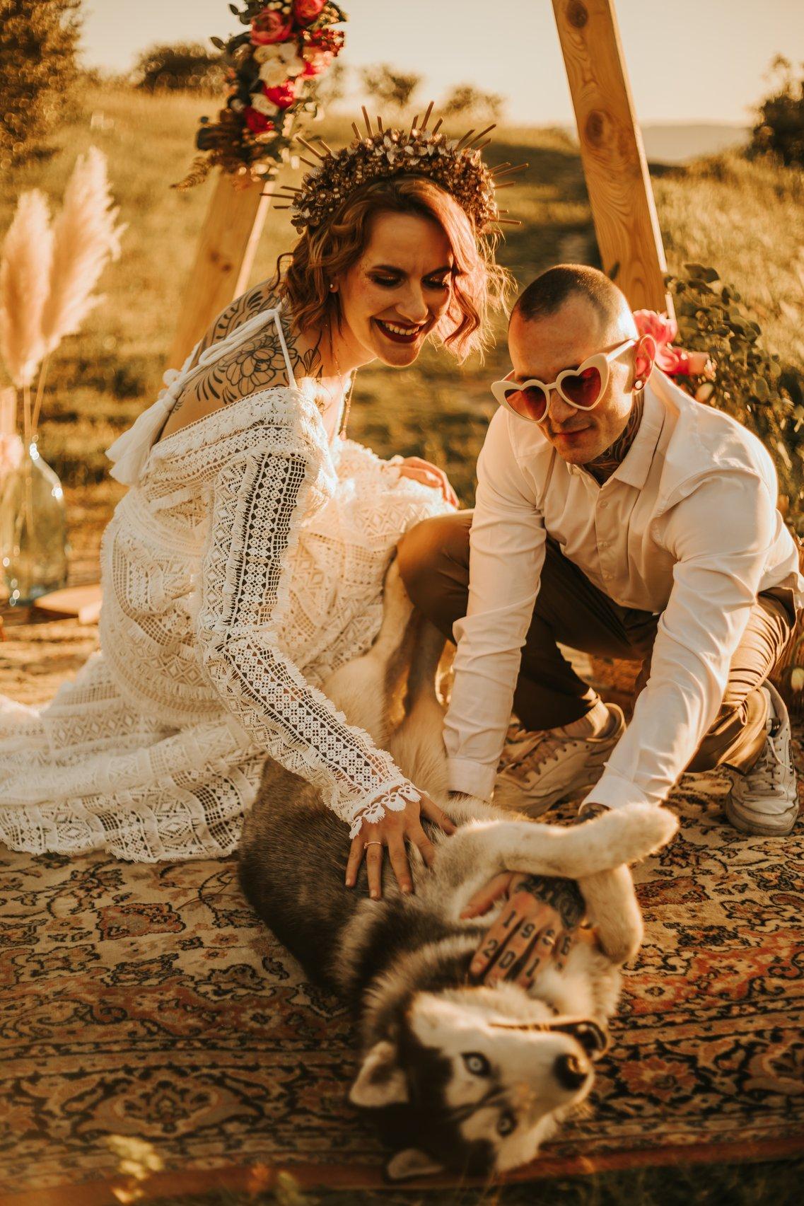 futurs mariés avec leur chien, mariage avec chien