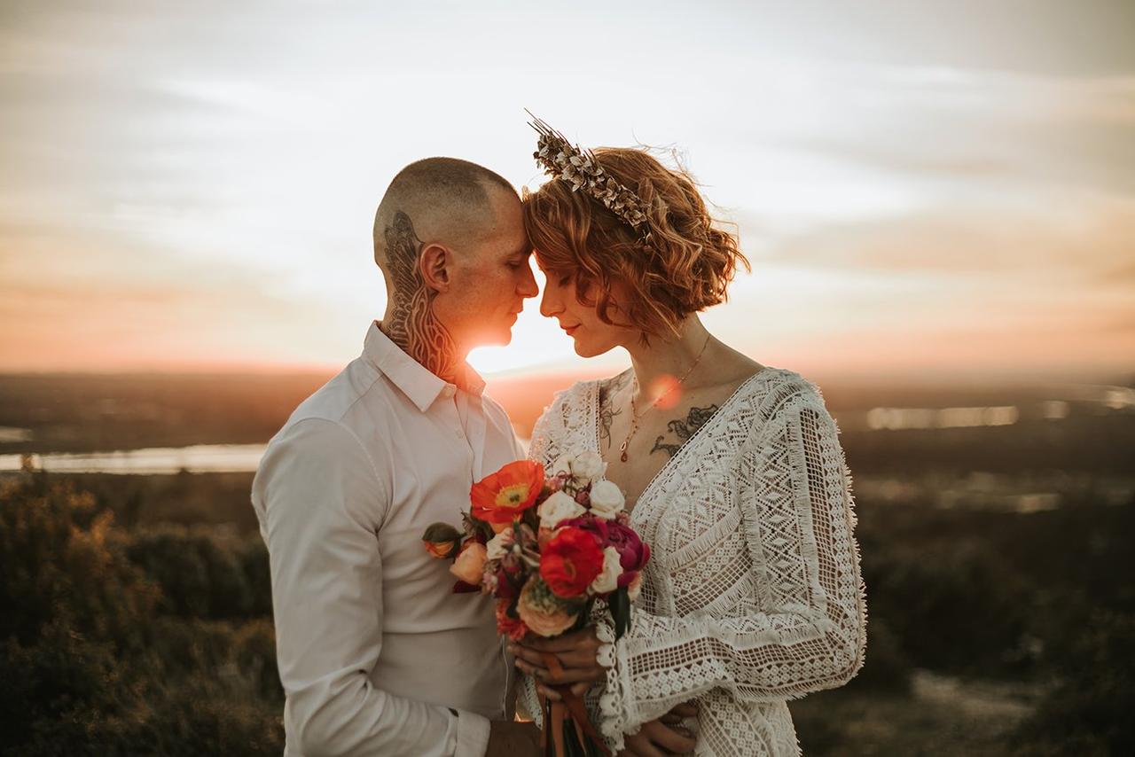 coiffure de mariage avec cheveux bouclés carré, couronne de tete