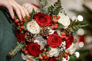 deco de mariage rouge, bouquet de mariée blanc et rouge