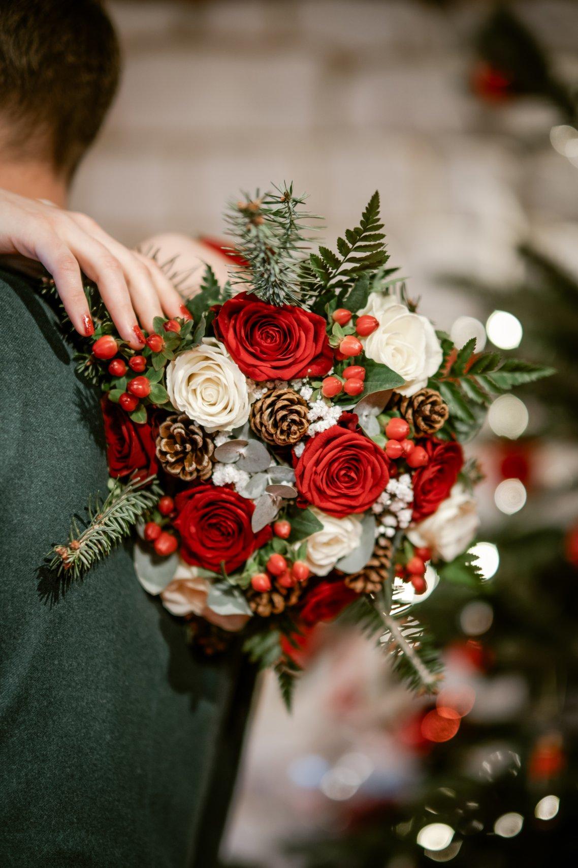 deco de mariage rouge, bouquet de mariée blanc et rouge