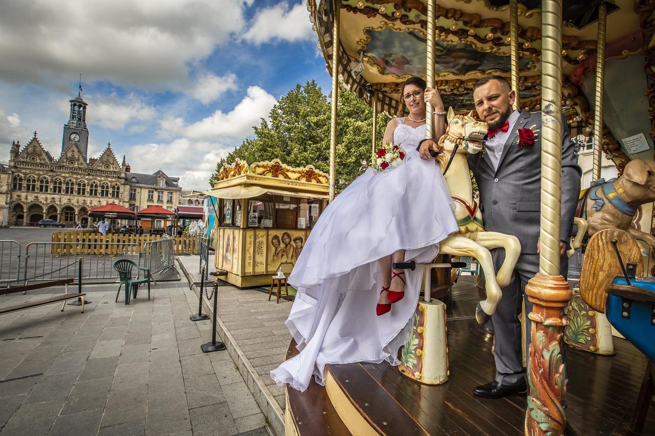 Photo couple mariage originale carrousel