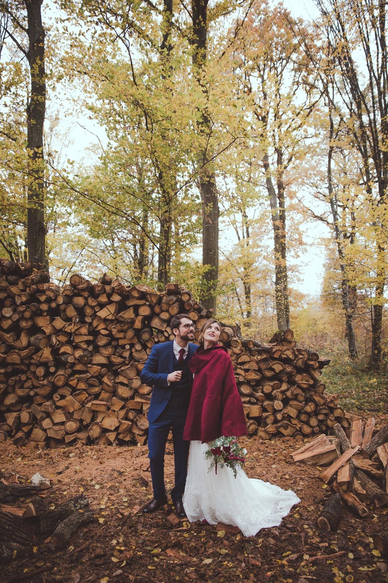 mariage automne foret couple cape de mariee