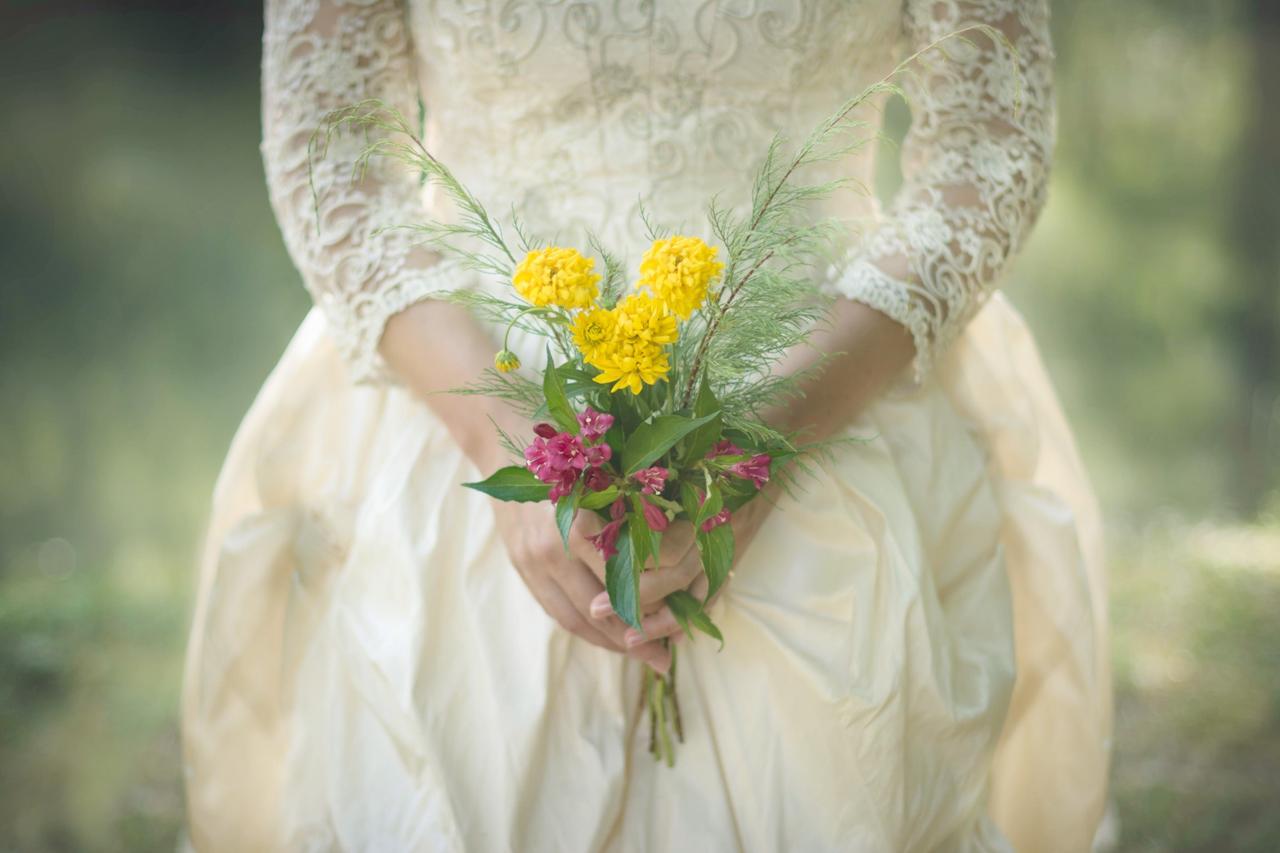 petit bouquet de mariée à fleurs jaunes et roses