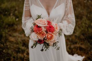petit bouquet de mariée coloré rose et rouge, de style champetre et chic