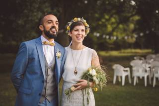 mariée aux cheveux courts avec couronne fleurie dans les cheveux