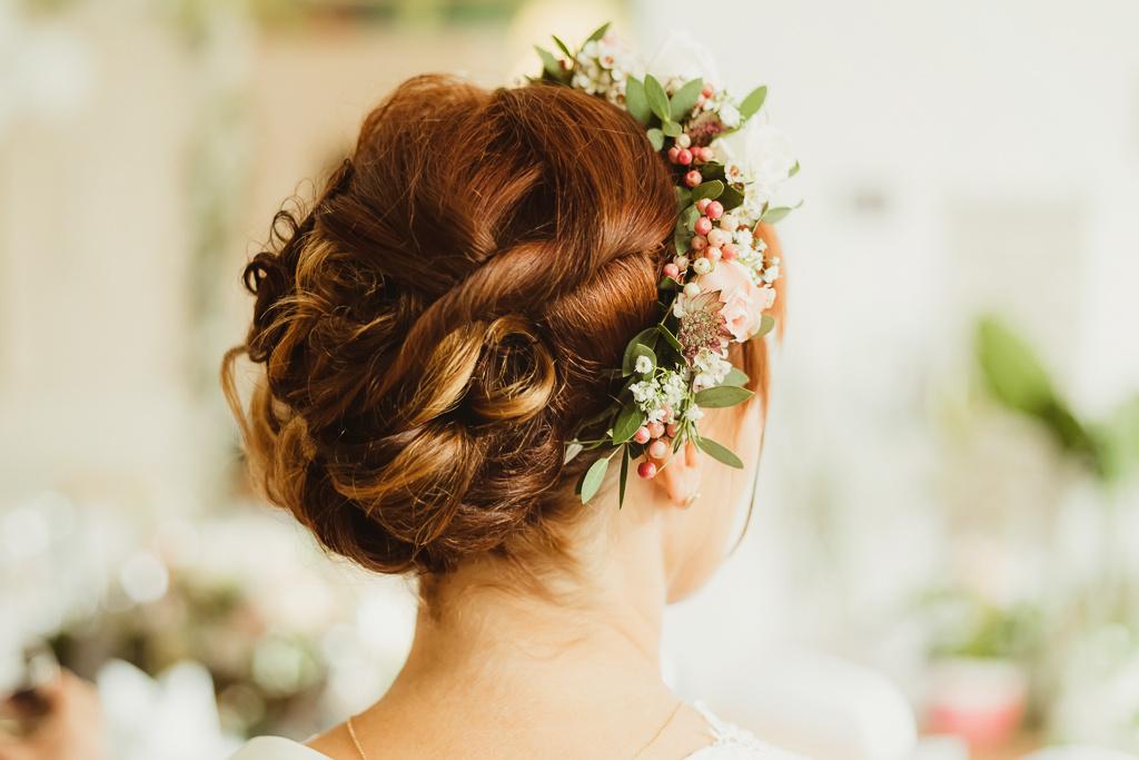 Une couronne des fleurs dans les cheveux pour le mariage - Des
