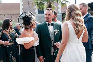tenue mere marié, robe bustier a volants noire et blanche, chapeau noir élégant