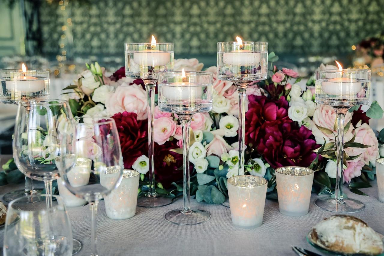 décoration table avec fleurs et bougie