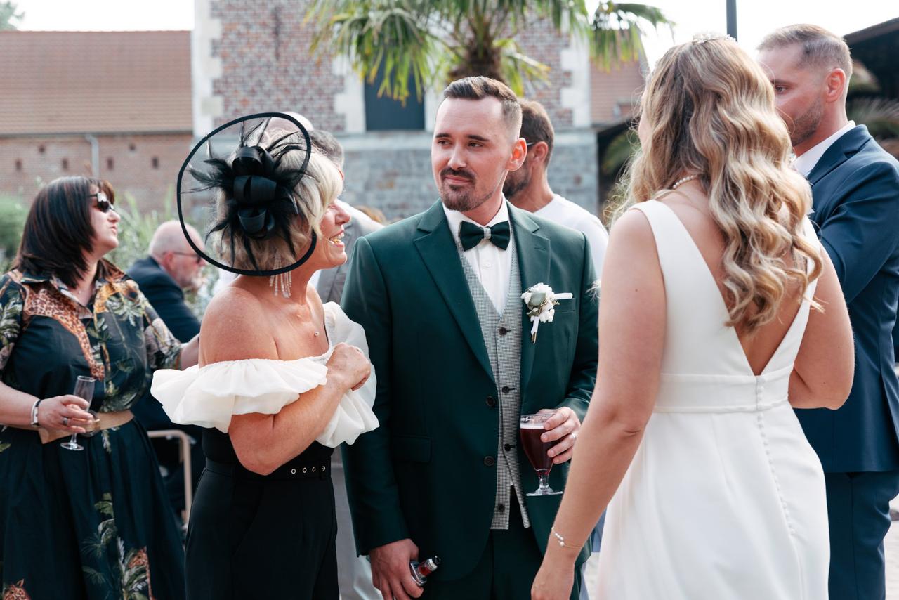 tenue mere marié, robe bustier a volants noire et blanche, chapeau noir élégant