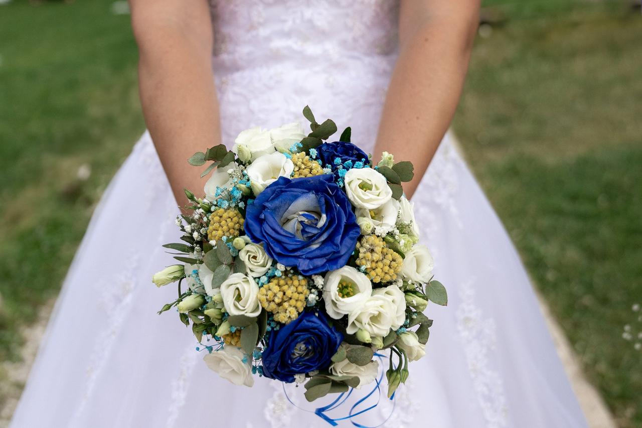 bouquet de mariée rond blanc, jaune et bleu vif