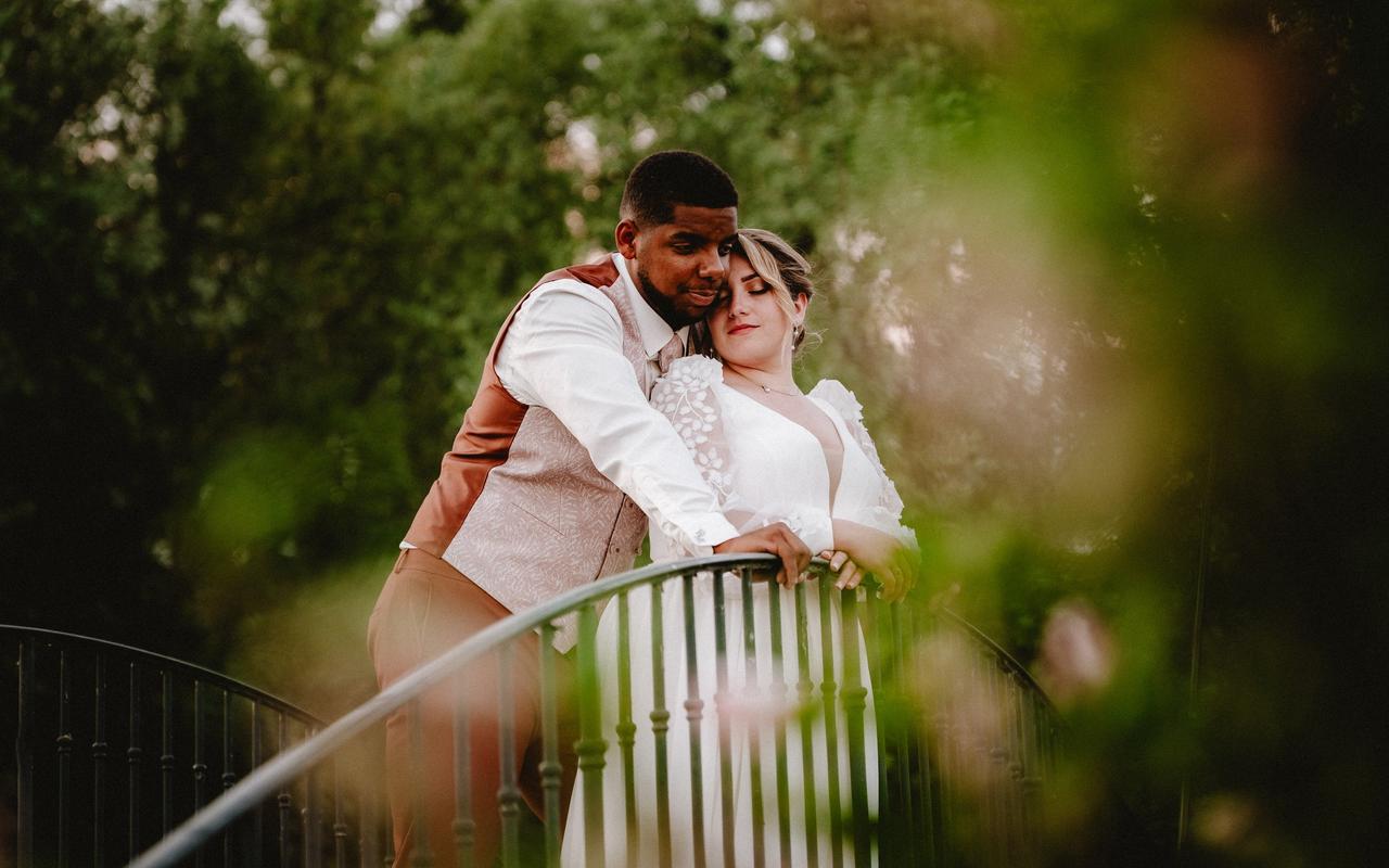 couple de jeunes mariés sur un pont romantique