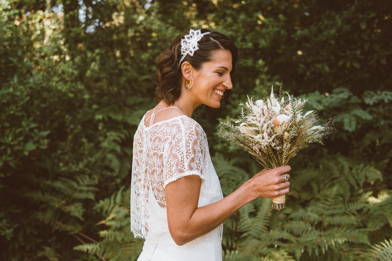 coiffure de mariage avec cheveux bouclés courts avec accessoire fleuri