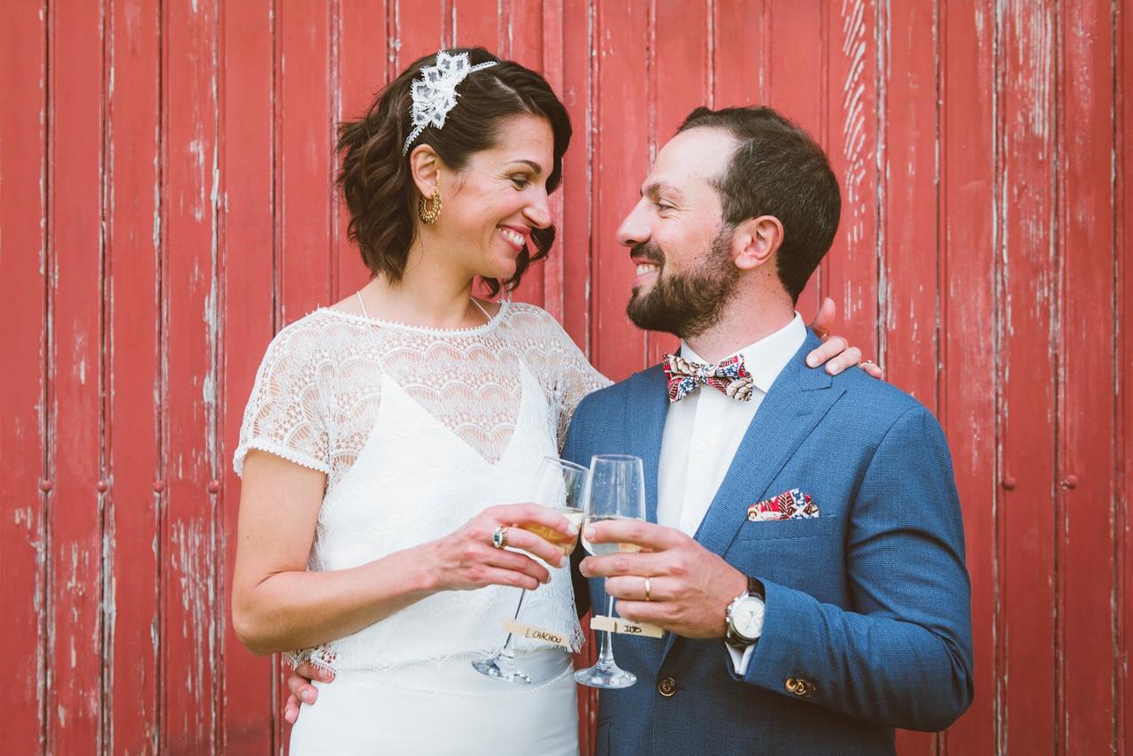 serre-tete en dentelle dans les cheveux de la mariée