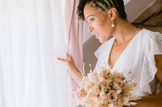 mariée aux cheveux courts avec fleurs comme accessoires à cheveux