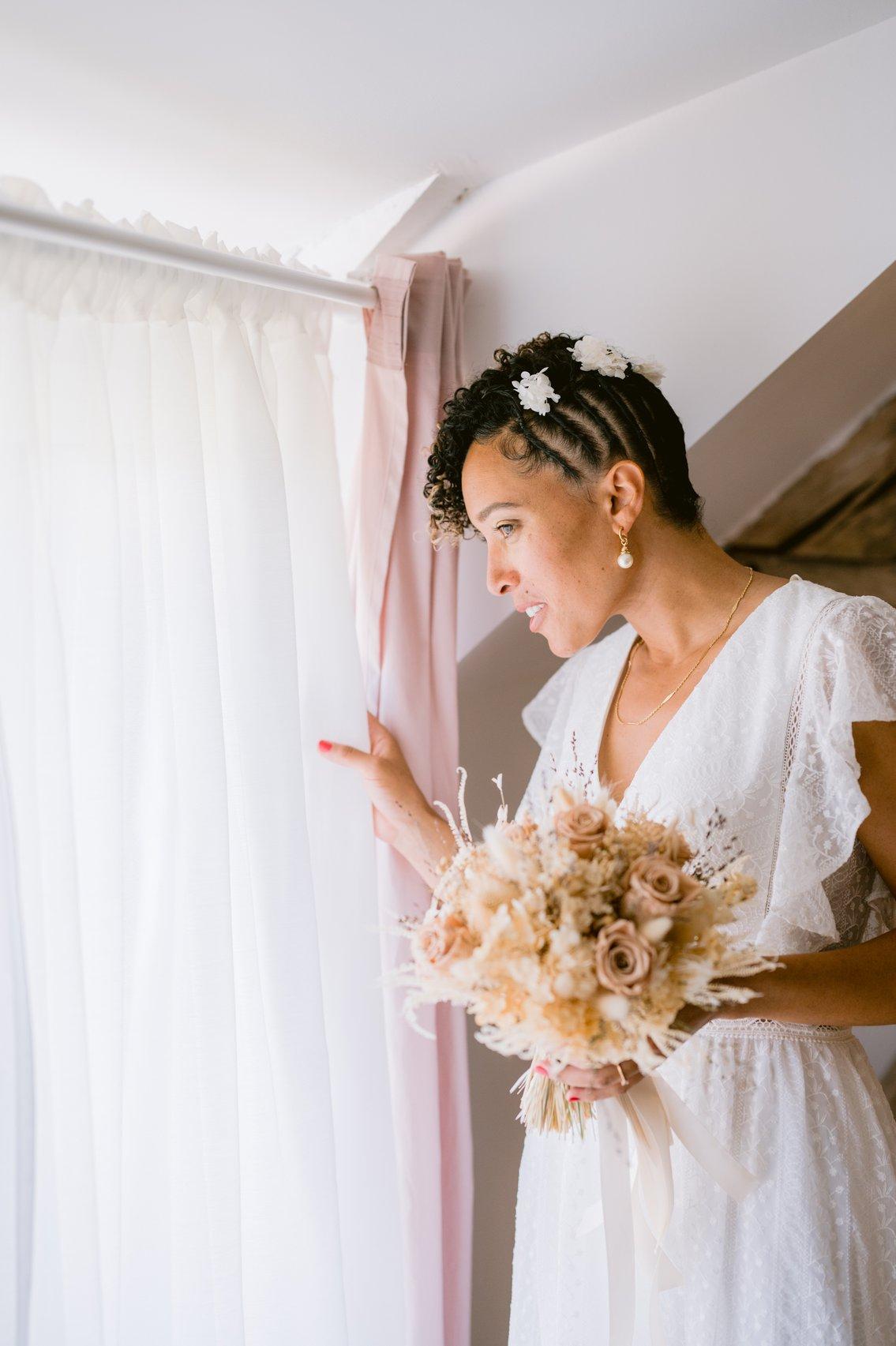 mariée aux cheveux courts avec fleurs comme accessoires à cheveux