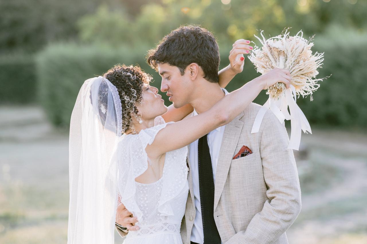 mariée avec voile comme accessoire à cheveux