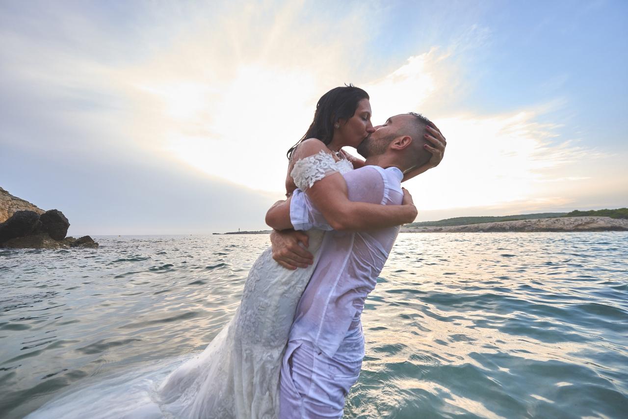 Photo couple mariage originale mer trash the dress