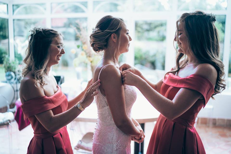 essayage robe de mariée avec les demoiselles d'honneur ou amies