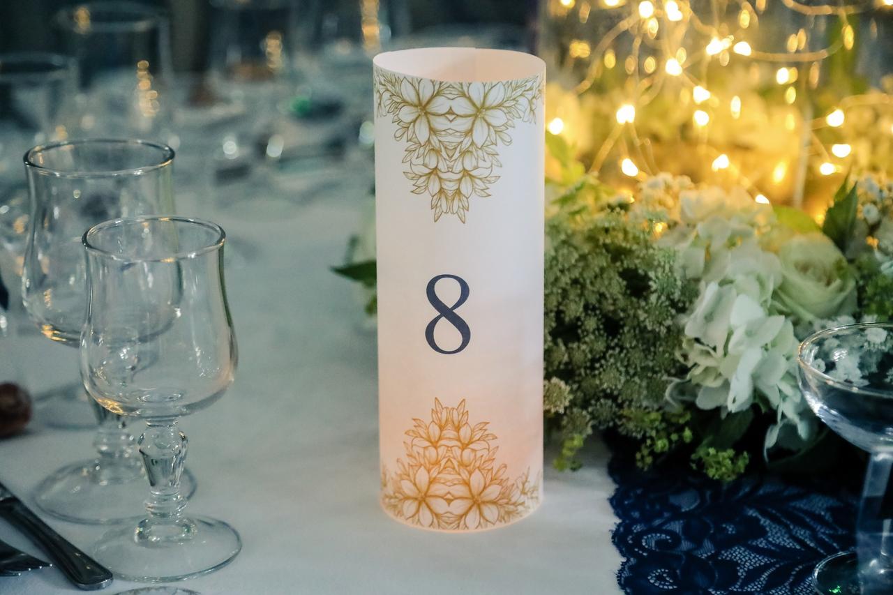 Bougeoires avec bougies led doré en décoration de table de mariage