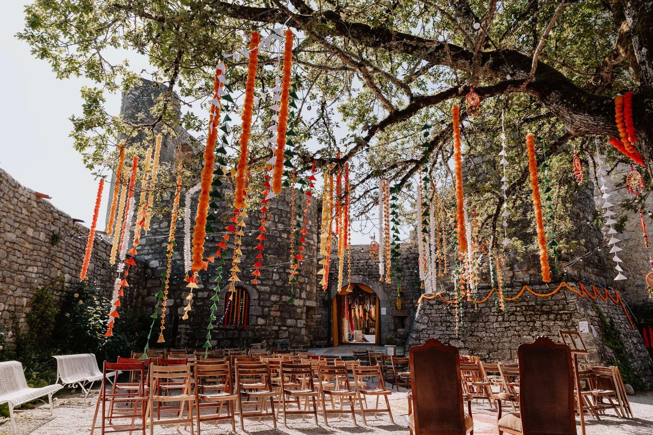 lieu de mariage exterieur, cour en pierres en plein air parfaite pour mariage de printemps