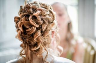 chignon bouclé de mariée, cheveux blonds